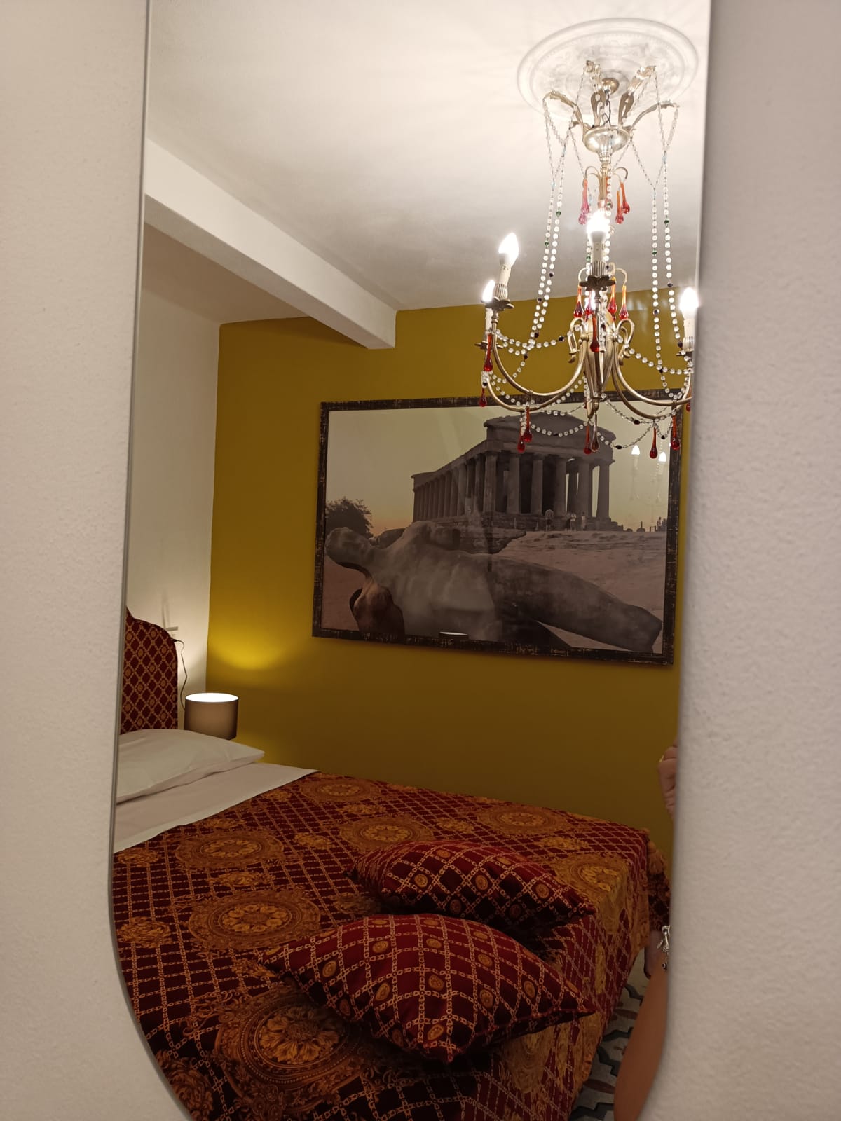 Camera Sicilia - riflesso nello specchio con quadro Valle dei Templi